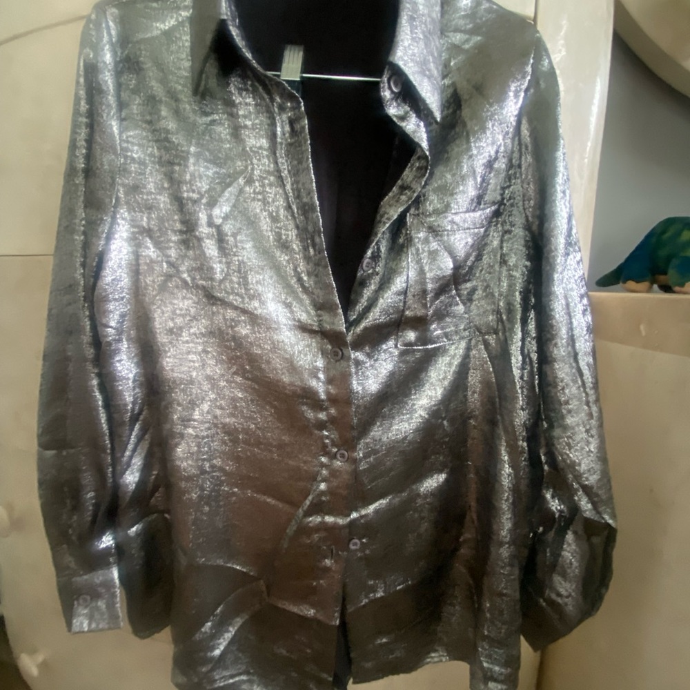 Silver shirt perfect for day to night wear - Picture 3 of 3